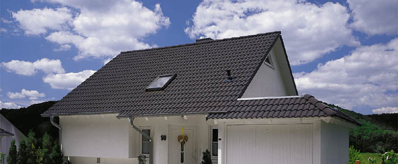Einzelgarage mit Schleppdach ins Haus integriert