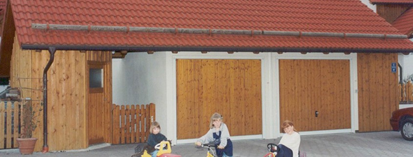 Doppelgarage mit Satteldach und Holztoren
