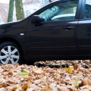 Betonfertiggarage schützt Auto im Herbst